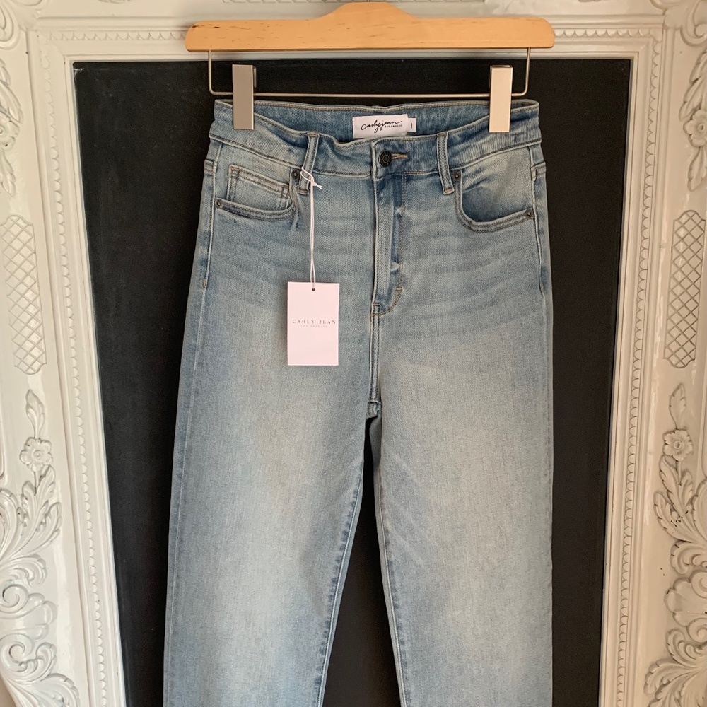 NWT Carly Jean Chrissy Light Wash Jean Size 1